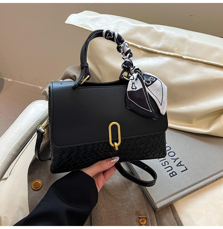 

Simple 2025 spring shoulder commuter small square bag messenger bag urban handbag Korean version new splicing messenger bag чорний