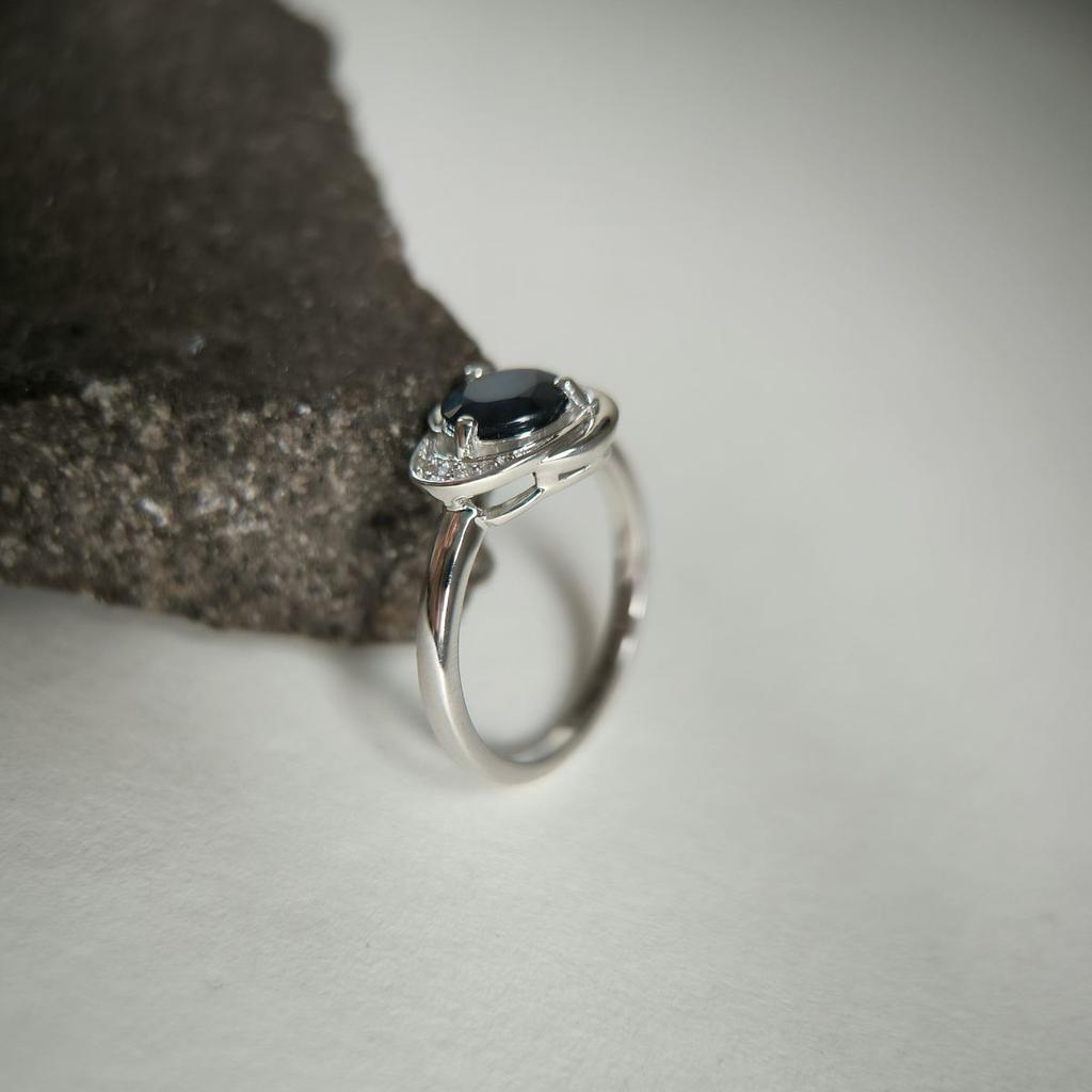 Серебряное кольцо с натуральным сапфиром 1.836ct, фианитами, вес изделия 3,07 гр (2178729)