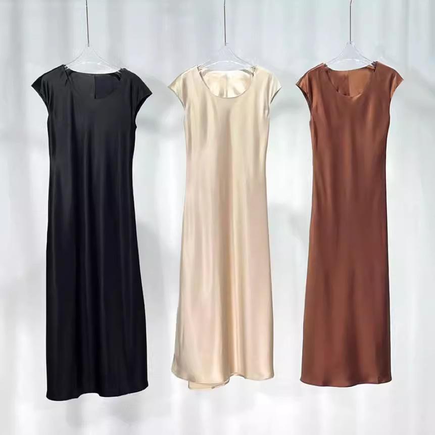 Importiertes Seiden-Triacetat Rundhals-Kleid im schrägen Schnitt mit kurzen Ärmeln, schmaler Taille und elegantem Design