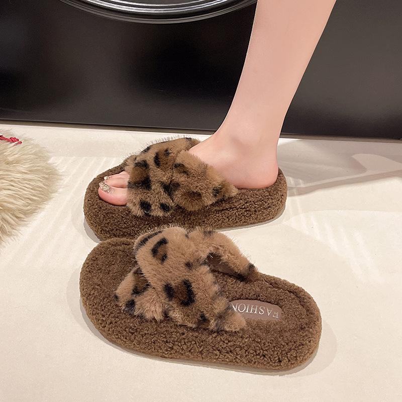 

Маленькие плюшевые тапочки на толстой подошве с леопардовым принтом для женской уличной обуви 2025 осень-зима новые плюшевые тапочки на одной подошве в тренде для уличной носки 35