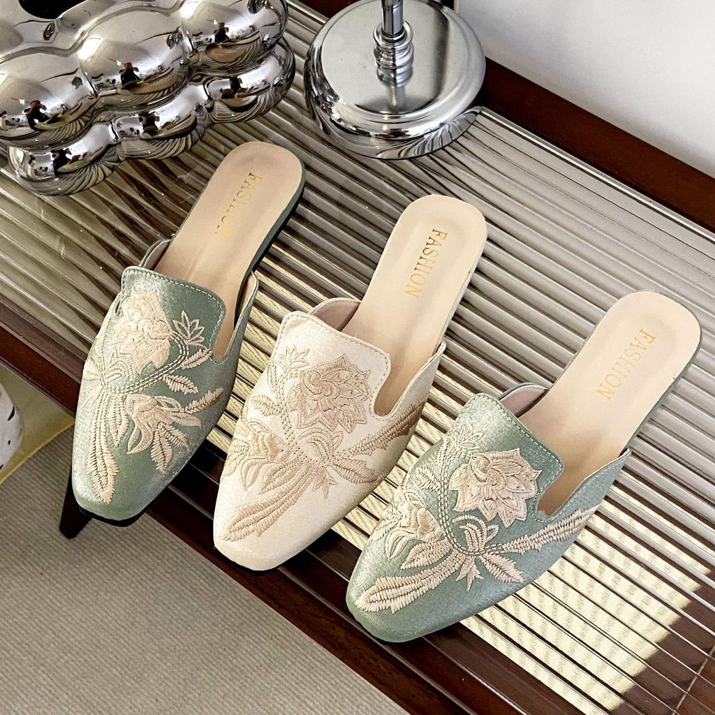 New Chinese embroidered bag head half slippers women's outer wear 2025 spring and summer new retro casual flat bottom muller half tray