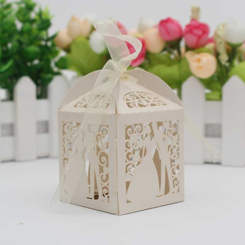 30 50 STÜCKE/llot Laser Cut Braut Bräutigam Hochzeit Süßigkeiten Pralinenschachtel Gäste Geschenkboxen Papierverpackung Babyparty Schokoladenkeksschachtel