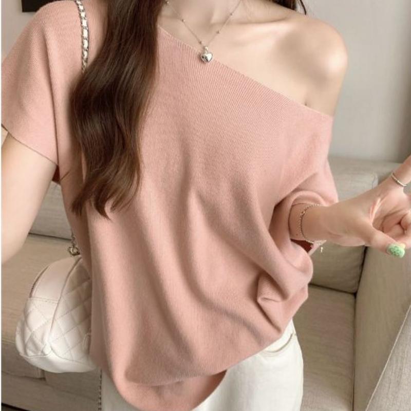 Dieses schulterfreie Strick-T-Shirt mit Fledermausärmeln ist ein lockeres und figurschmeichelndes Kurzarm-Oberteil im lässigen Stil für Damen.