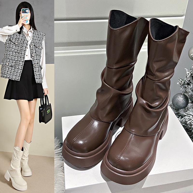 Cremefarbene Stiefel mit klobigem Absatz und Plissee - Britische Mode für Damenstiefel mit hohem Absatz, Herbst/Winter 2025