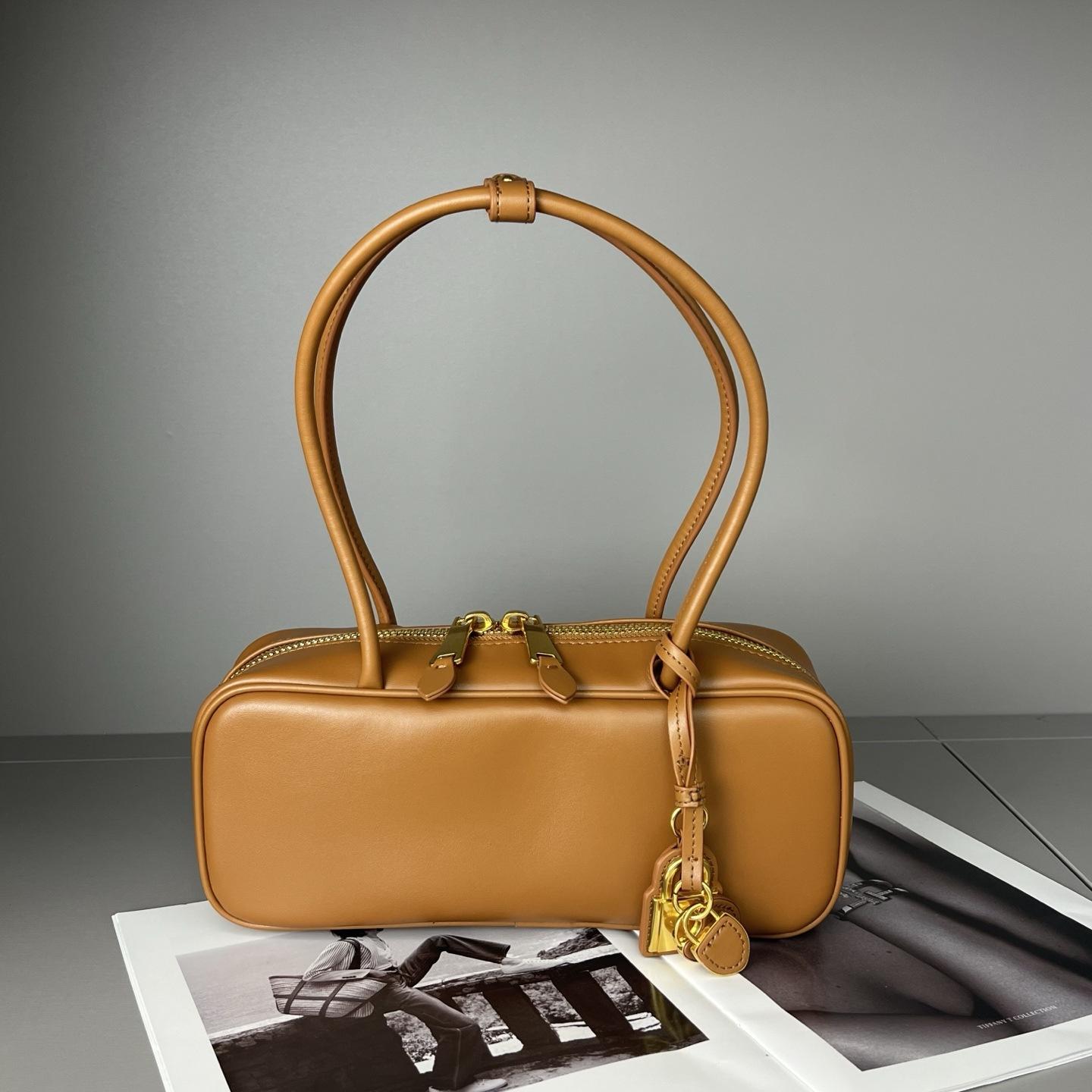 

The new cowhide bowling bag is simple and advanced, baguette underarm bag, large capacity, fashionable leather women s bag tide 28*8.8*11cm