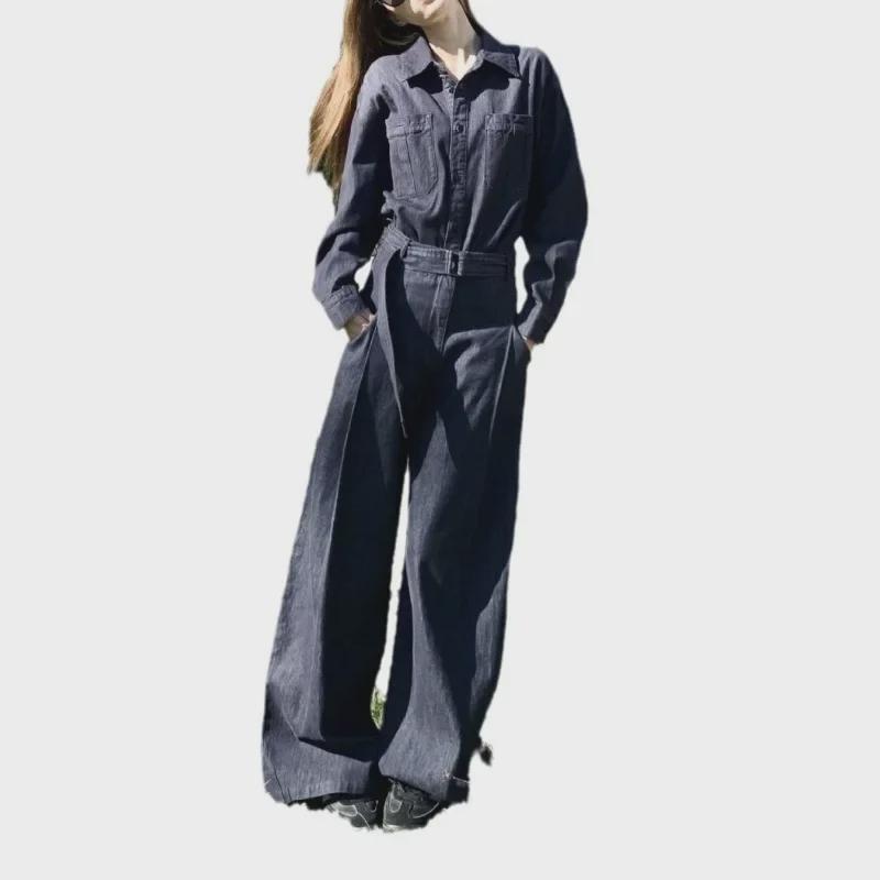 Minimalistisches Set aus Jeanshemd und Hose mit weitem Bein und lockerer Passform