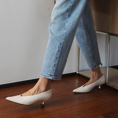 Zapatos Individuales de Charol Nuevo de Primavera para Mujer Versátiles con Tacones Bajos Metálicos, Boca en V Profunda y Punta Afilada, Zapatos de Salón de Moda para Mujer