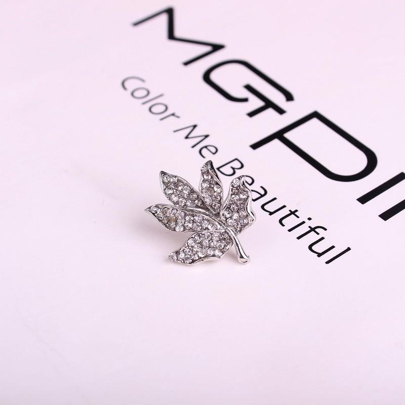 Personalisierte mit Diamanten besetzte Metallbrosche Kragenstift Kollektion, High-End Anti-Licht Blume Schmetterling Krone Brosche