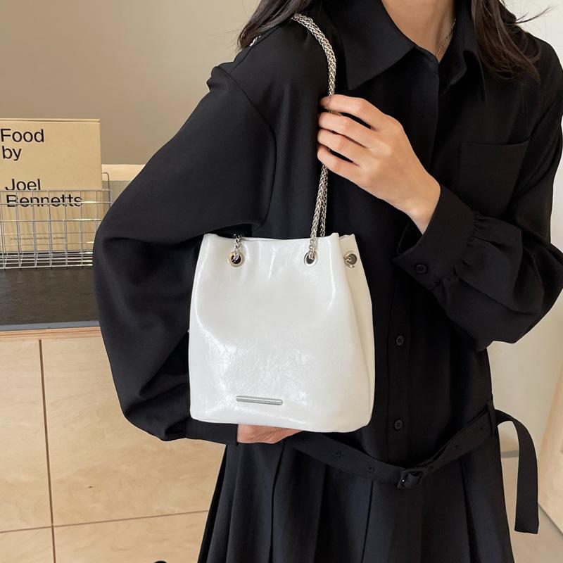Large-capacity Commuter Big Bag Women's New Spring and Summer Fashion Bucket Bag Texture Chain Messenger Bag