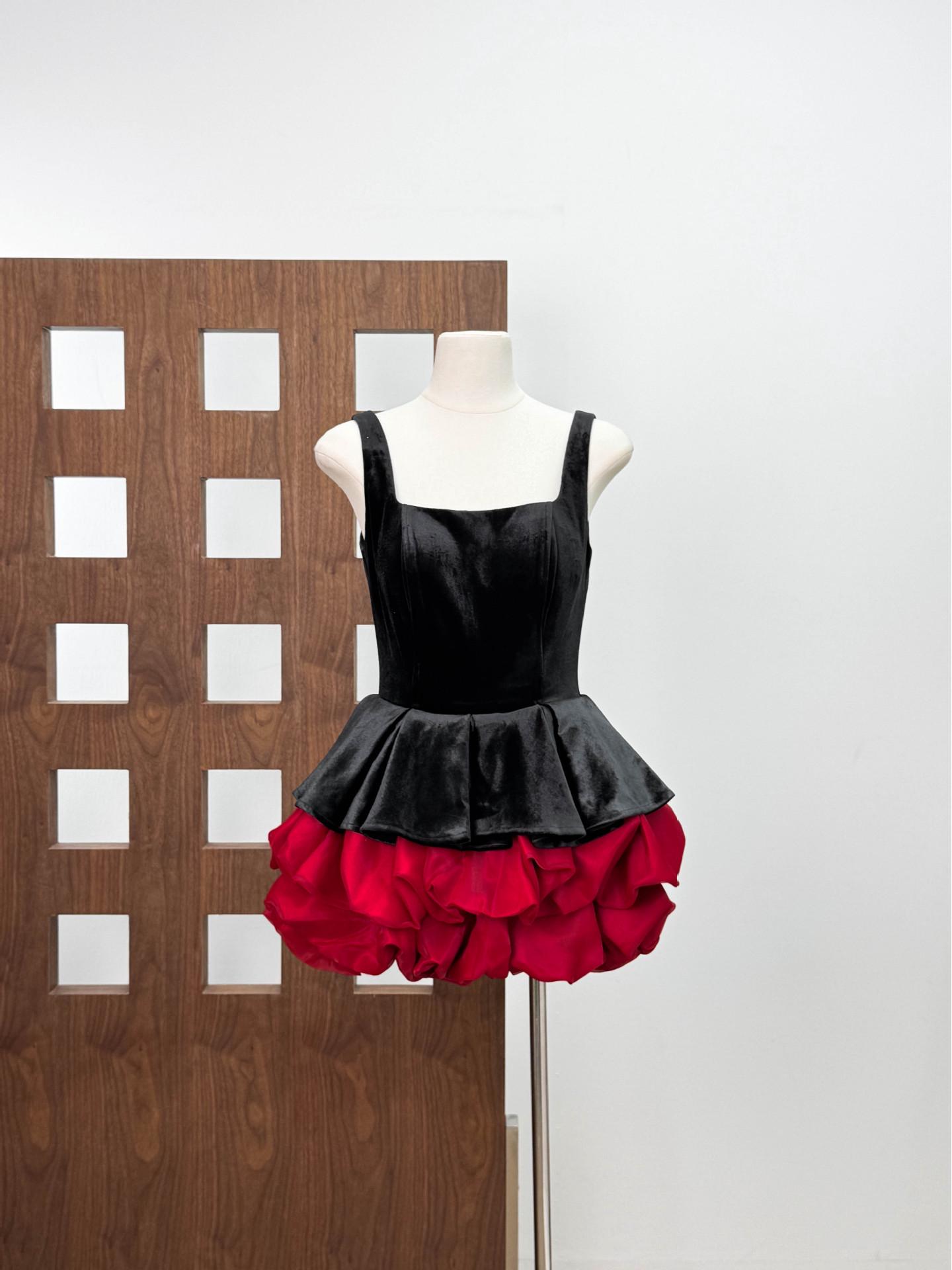 

Elegant European-American Velvet Color Block Puff Sleeve Strappy Dress Large чорний/червоний