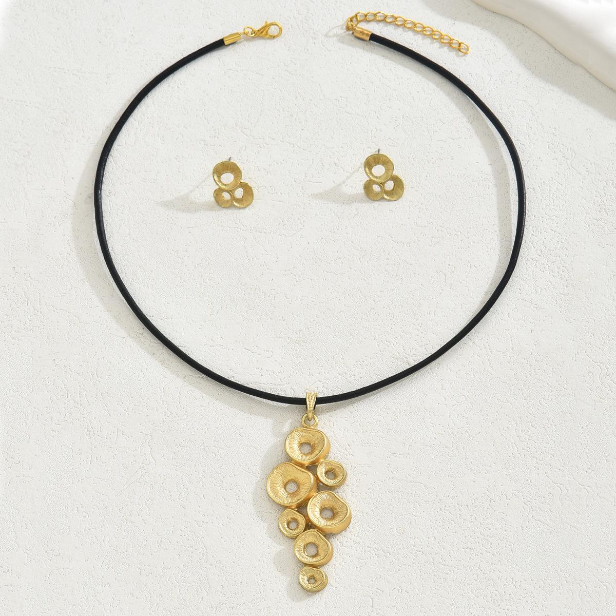 

Универсальный комплект из женских серег-гвоздиков серии Xiaoxiangfeng, простая индивидуальность и необычный дизайн, цепочка на ключицу