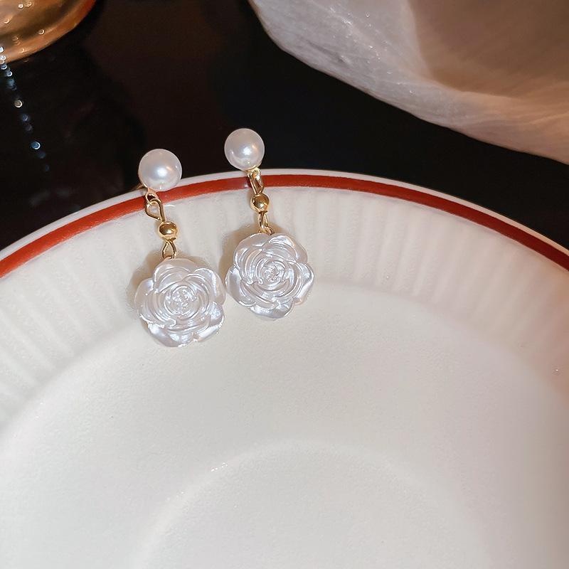 

Elegant French Silver Needle Pearl Stud Earrings - Simple and Versatile Design