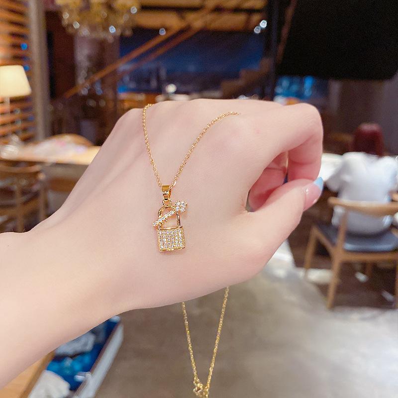 Niche design sense does not fade clavicle chain new fashion simple neck chain Japanese and Korean all-match light luxury titanium steel necklace women
