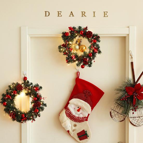 Vánoční věnec na vchodové dveře Umělý borový věnec s bobulemi/šiškami/květy pro sváteční vnitřní venkovní nástěnnou okenní výzdobu verandy