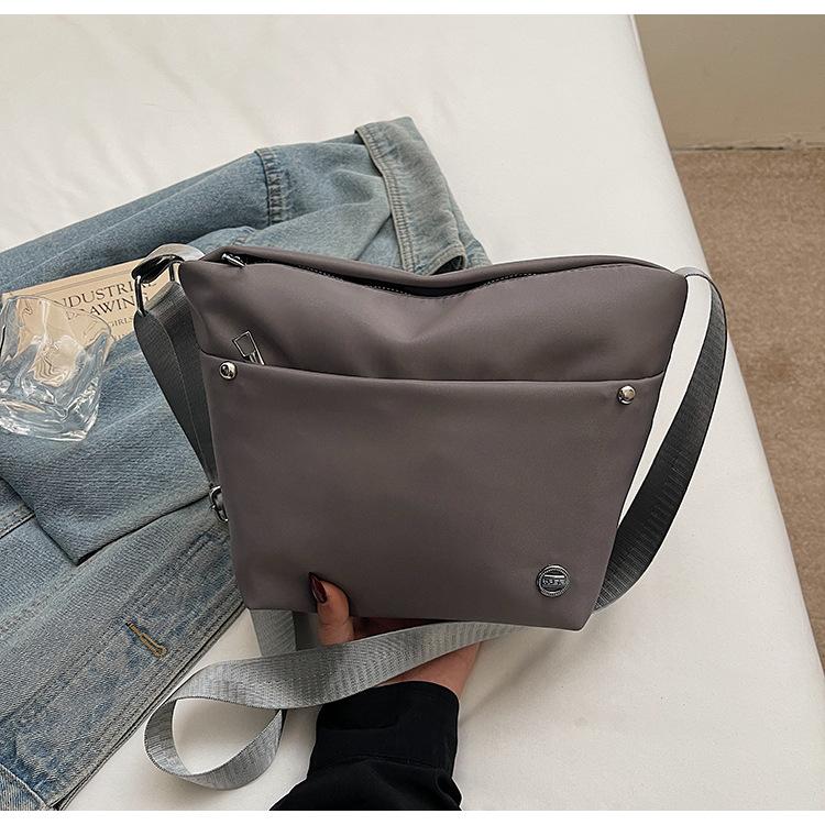 

Korean version 2025 solid color messenger bag women s leisure large-capacity shoulder bag commuter women s bag light travel small satchel