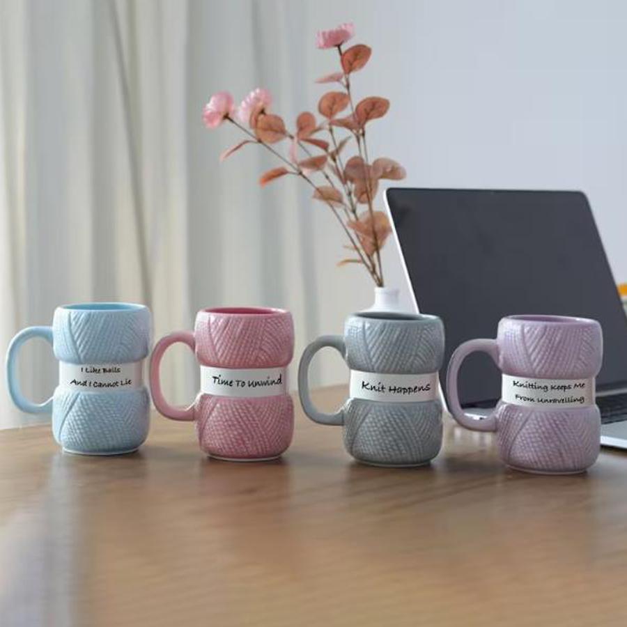 Taza de cerámica con diseño de ovillo de lana tejido con eslogan divertido.