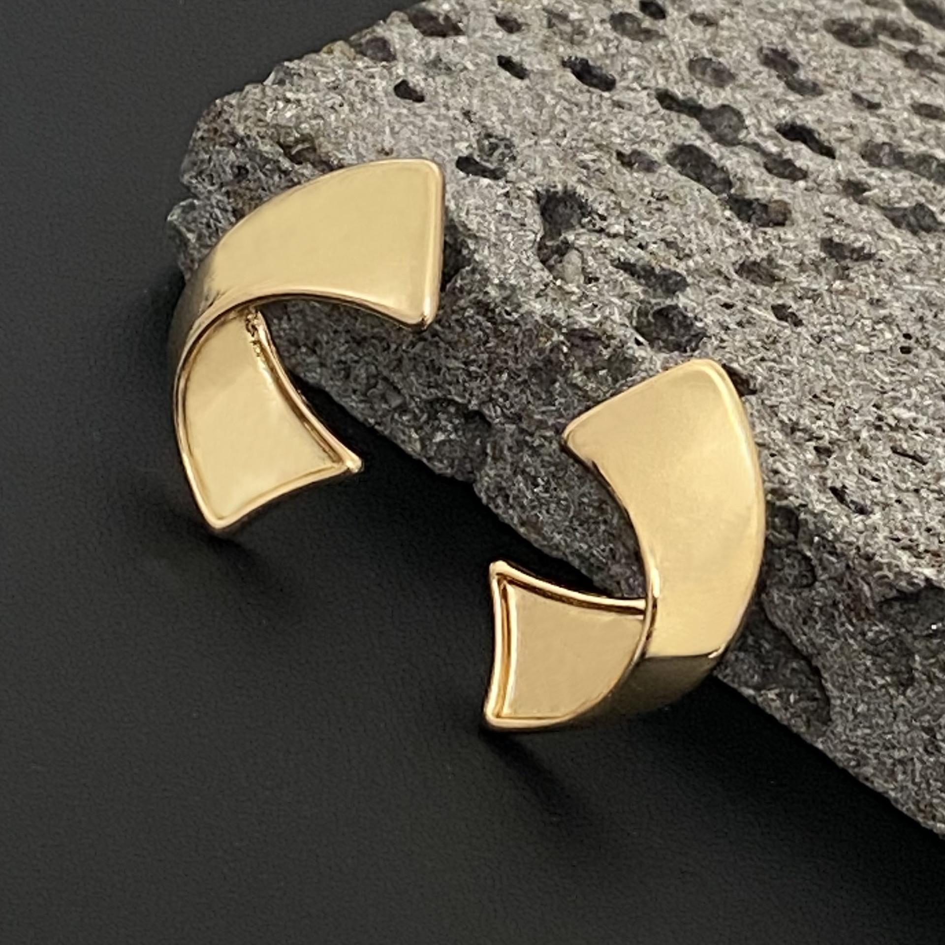 

New smooth silver irregular C-shaped alloy stud earrings, fashionable, simple and high-end women s versatile earrings