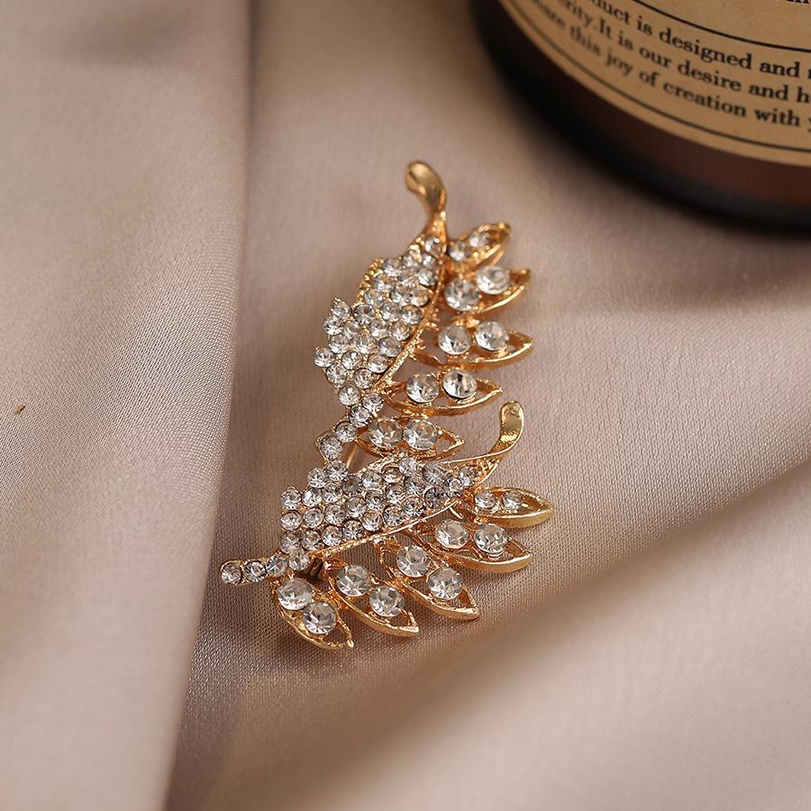 New brooch high-end sense high-end women s simple versatile leaf diamond clothing brooch pin brooch