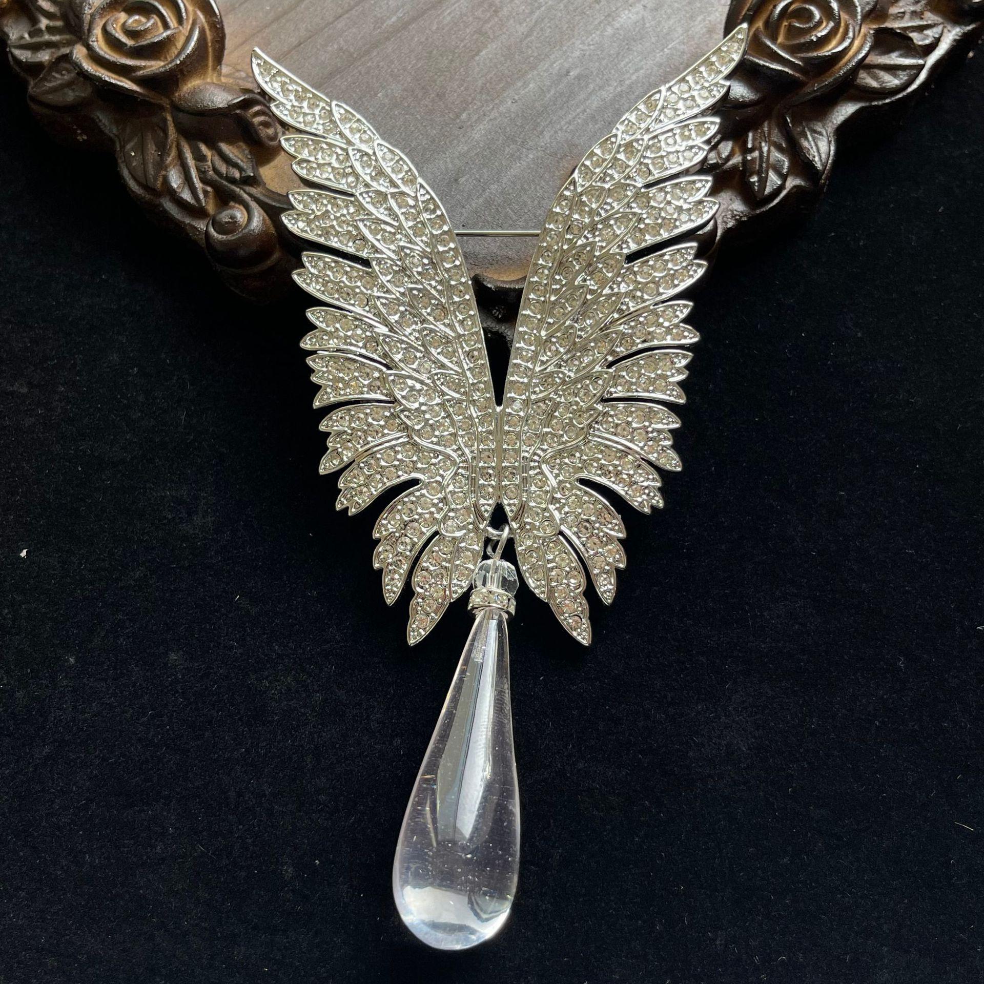 

Vintage White Gold Heavy Industry Wing Brooch - Niche Design Accessory for Coats and Suits