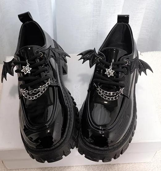 Módní kovový řetízek Lolita boty pro ženy Křídla Lakované kožené boty Vysokoškolský styl Dámské gotické boty Šněrovací Dámské kožené lodičky