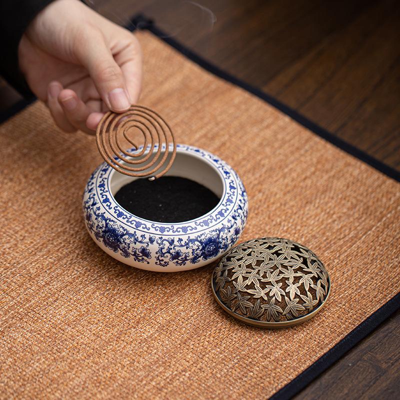 Niebiesko-biały ceramiczny kadzielniczka w stylu zen do domu Elegancki ceramiczny kadzielniczka na biurko do biura Medytacja Estetyczny prezent