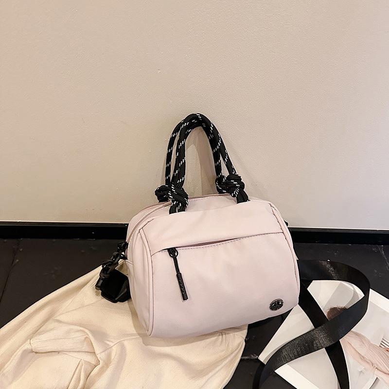 

Осень Корейская версия контрастный цвет повседневный сращенный сумка-подушка 2025 новая универсальная литературная и продвинутая сумка через плечо фиолетовый