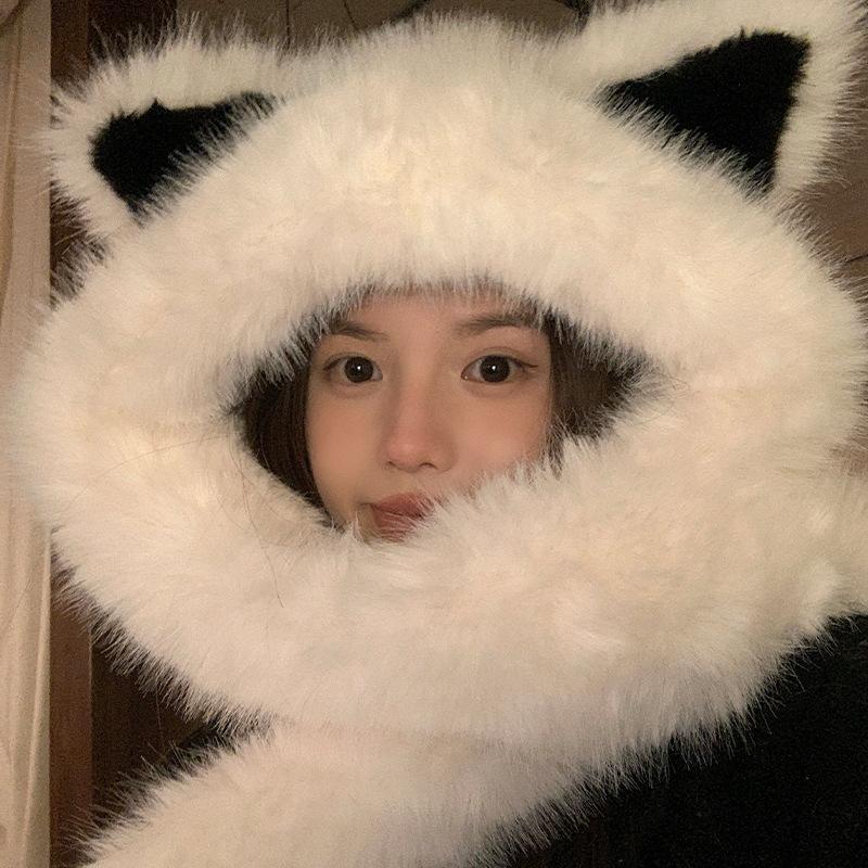 Thickened Plush Fox Ears, Hat, Scarf, Integrated Cold Protection and Warm Neck Protection In Autumn and Winter, Showing a Small Face
