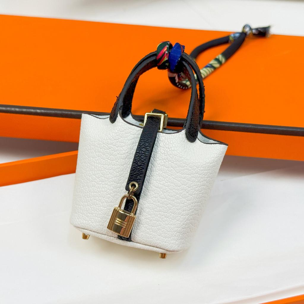 Neuer Mode-Taschenanhänger, hochwertiger Leder-Autoschlüsselanhänger, niedliche kreative Kopfhörertasche, Schmuck für Damenhandtaschen.