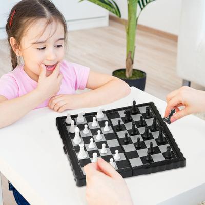 1 Set Mini-Reiseschachset mit klappbarem Schachbrett, 5 Zoll großes, handflächengroßes, tragbares, magnetisches internationales Schach für Kinder und Erwachsene, Lernschach für 2 Spieler