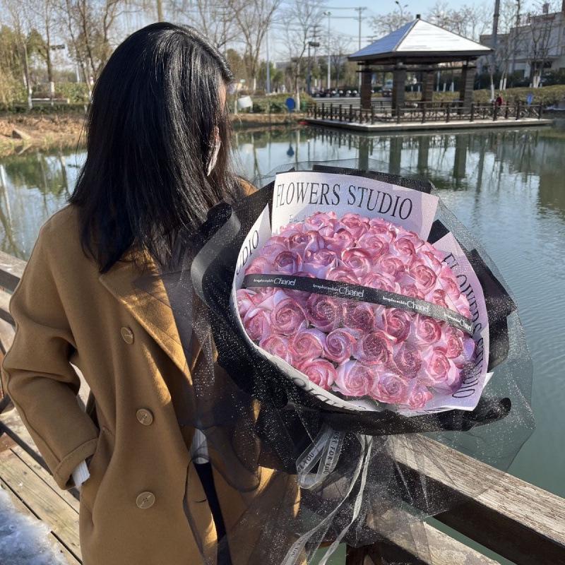 Buket lodoworóżana róża konserwowana kwiat mydlany - prezent walentynkowy dla partnera