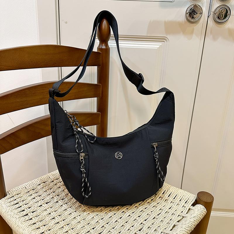 

Nylon cloth bag women s large-capacity new summer niche shoulder messenger bag casual commuter dumpling bag чёрный