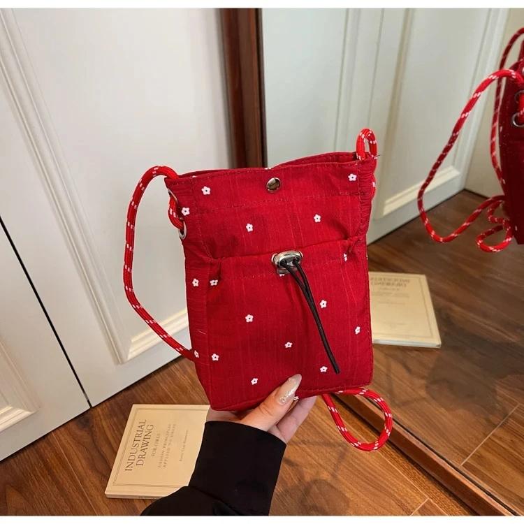 Korean Version Girls Folded Slant Lightweight Crossbody Bag INS Style Multi-Functional Shoulder Bag Mobile Phone Bag for Women красный