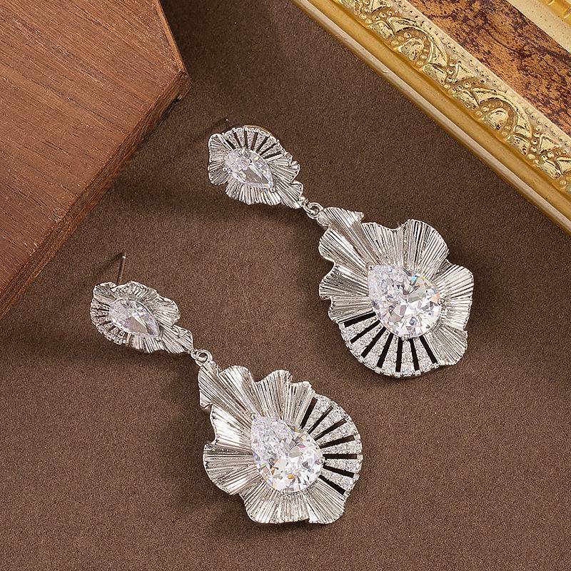 18K Gold-Plated Minimalist Diamond Teardrop Earrings - Lightweight Luxury with Silver Needle