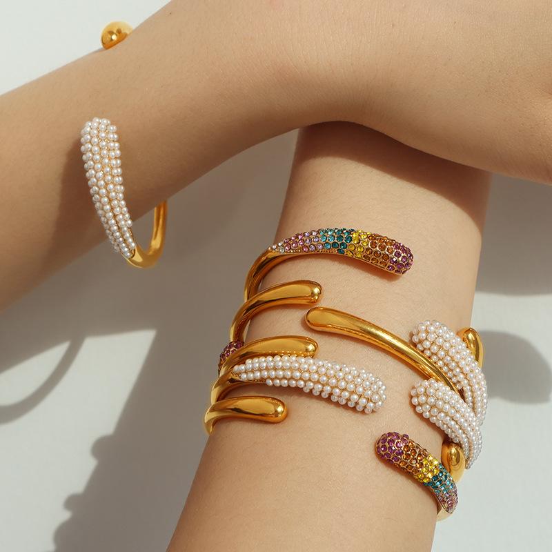 Elegantes Europäisches Titanstahlarmband: 18K Vergoldet, Vielseitig, High-End Design für Damen