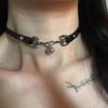 Atemberaubendes schwarzes Leder-Choker-Halsband für Damen mit dekorativem silberfarbenem Glockenanhänger