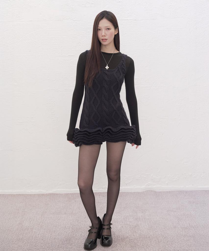 Atiseuteukeompeullegseu Artist Cable Frill Knit Dress (Navy)