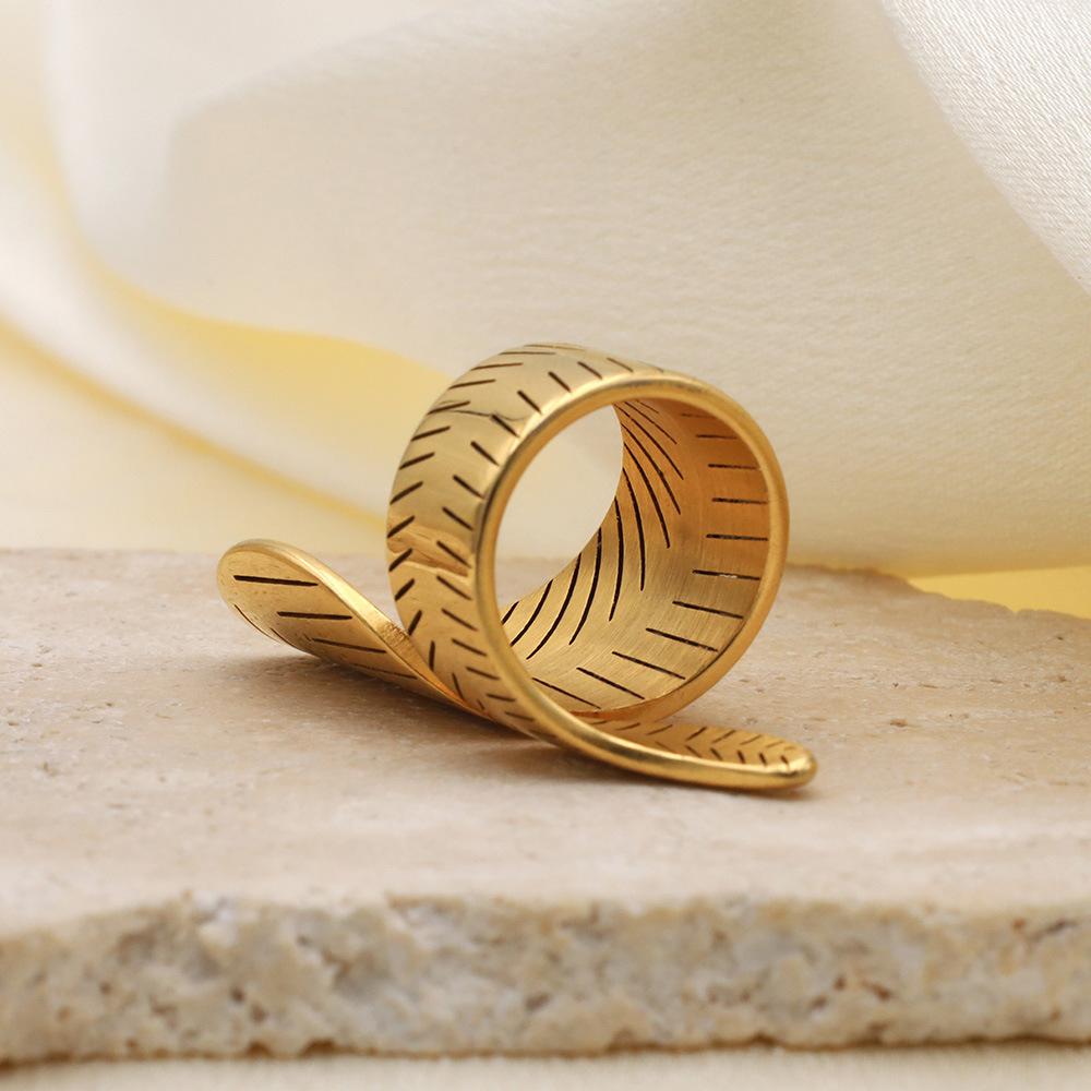 French Light Luxury Hollow Leaf Winding Titanium Steel Ring High-End Niche 18K Jewelry