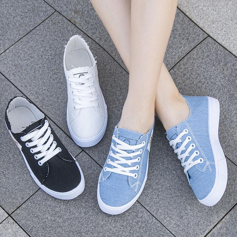 Canvas-Sneakers für Damen – Frühjahr/Sommer 2023: Weiße, lässige, flache Sportschuhe