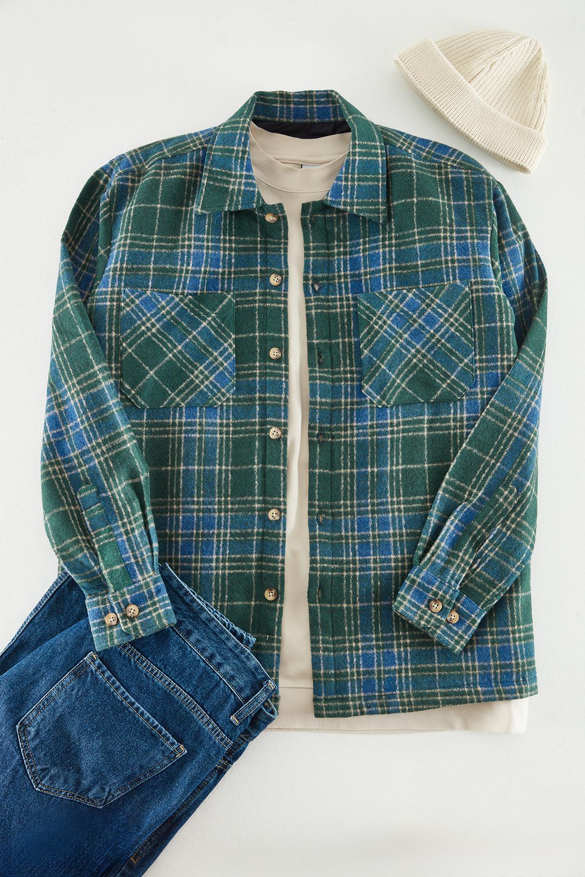 

Мужская зеленая зимняя куртка-рубашка большого размера в стеганую клетку с внутренней стороны..