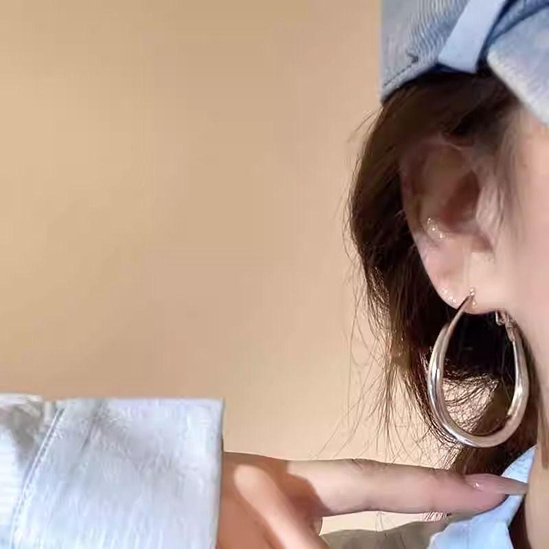 Große runde Creolen aus Sterlingsilber, Leichter Luxus, Süßer Cooler Stil, Nischenschmuckdesign für Herbst und Winter.