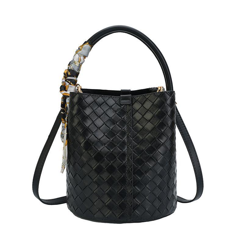 Ručně tkaná černobílá crossbody taška typu bucket 2025: Neformální kabelka s velkou kapacitou