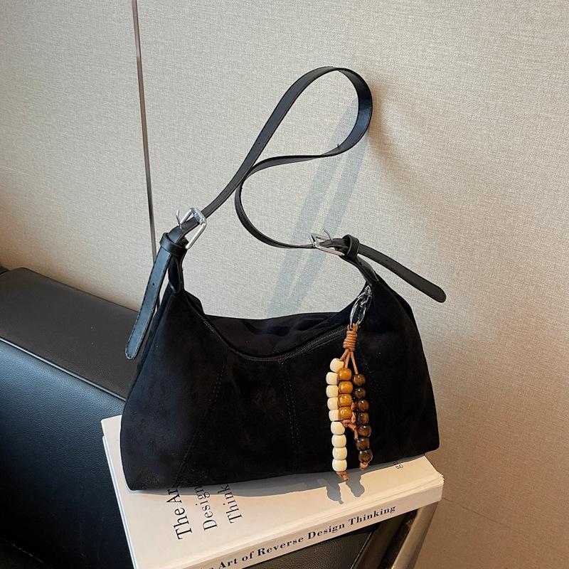 

Underarm bag women s autumn and winter new shoulder bag retro fashion with pendant commuter messenger bag women s bag чорний