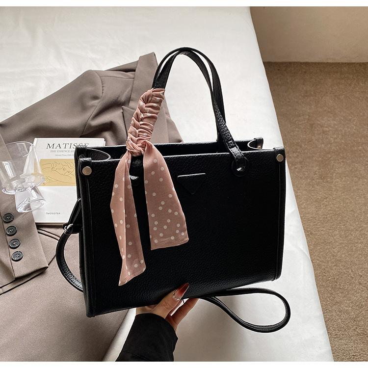 Large Capacity Summer New Lightweight Shoulder Bag Women's Trend 2025 Niche Design Portable Tote Messenger Bag