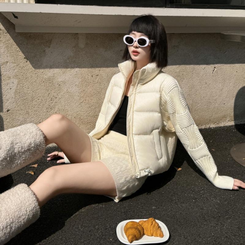 

Knitted Sleeve Splicing Down Jacket Women s Short 2025 Winter Fashion Lightweight Stand-up Collar Skinny Casual Warm Jacket Tide S слоновая кость