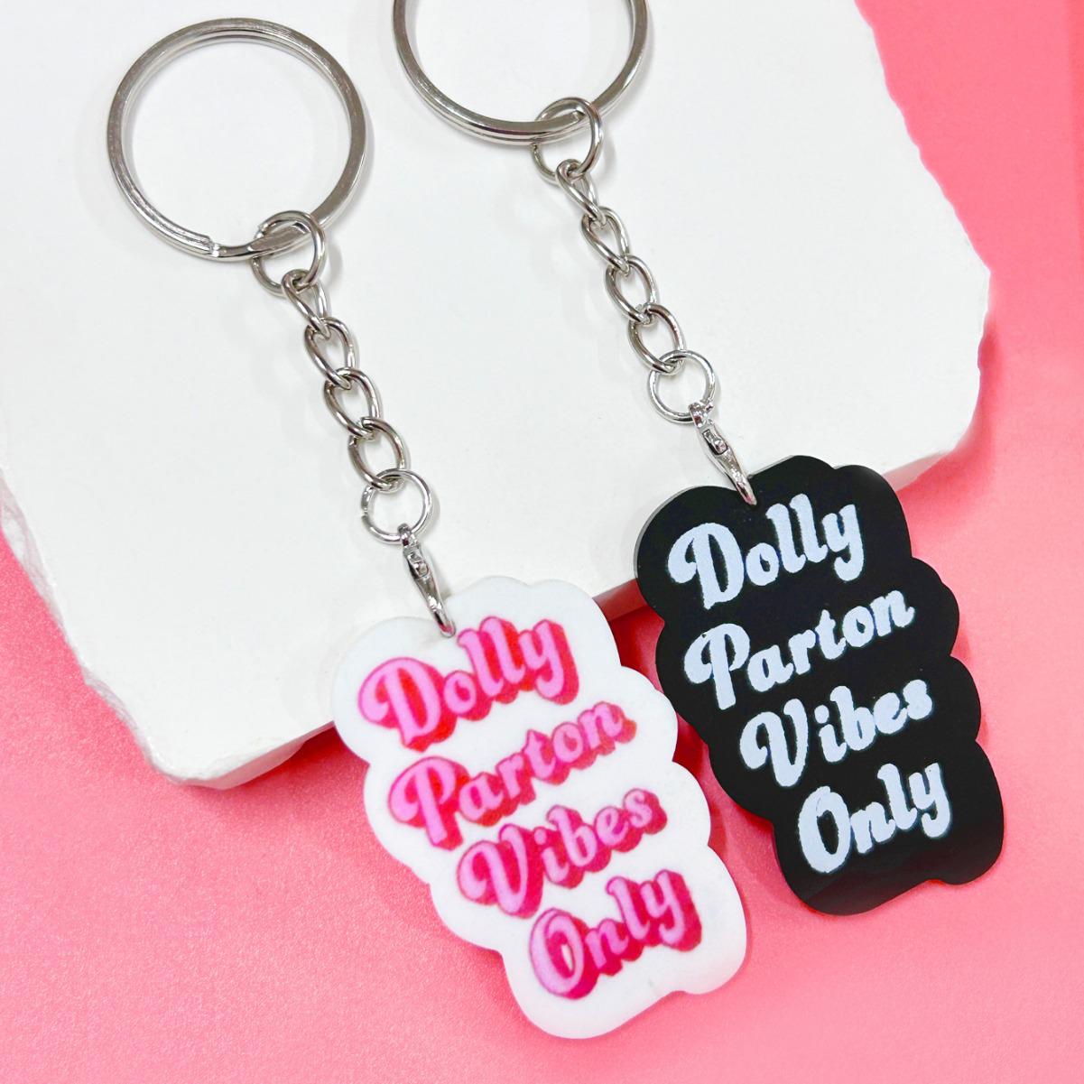 

Pink Dolly Parton Keychain: Black Letter Pendant Fan Charm рожевий