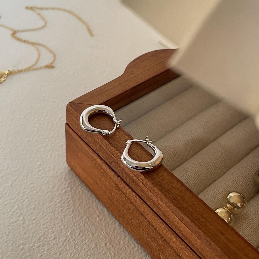 Минималистичные круглые серьги высокого класса: Модные женские серьги 2022