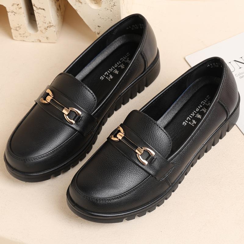 The first layer of cowhide mother shoes for the elderly in autumn, new middle-aged women's shoes, soft-soled non-slip leather shoes, middle-aged an