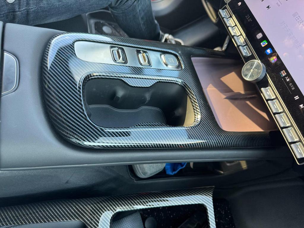 Moldura da Alavanca de Câmbio, Saídas de Ar do Banco Traseiro, Acabamento da Porta e Acessórios do Volante Xiaomi SU7