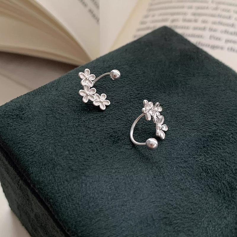 Japan-Korea Women's Floral Ear Hooks: Trendy Simple Flower Earrings, Blogger-Recommended.