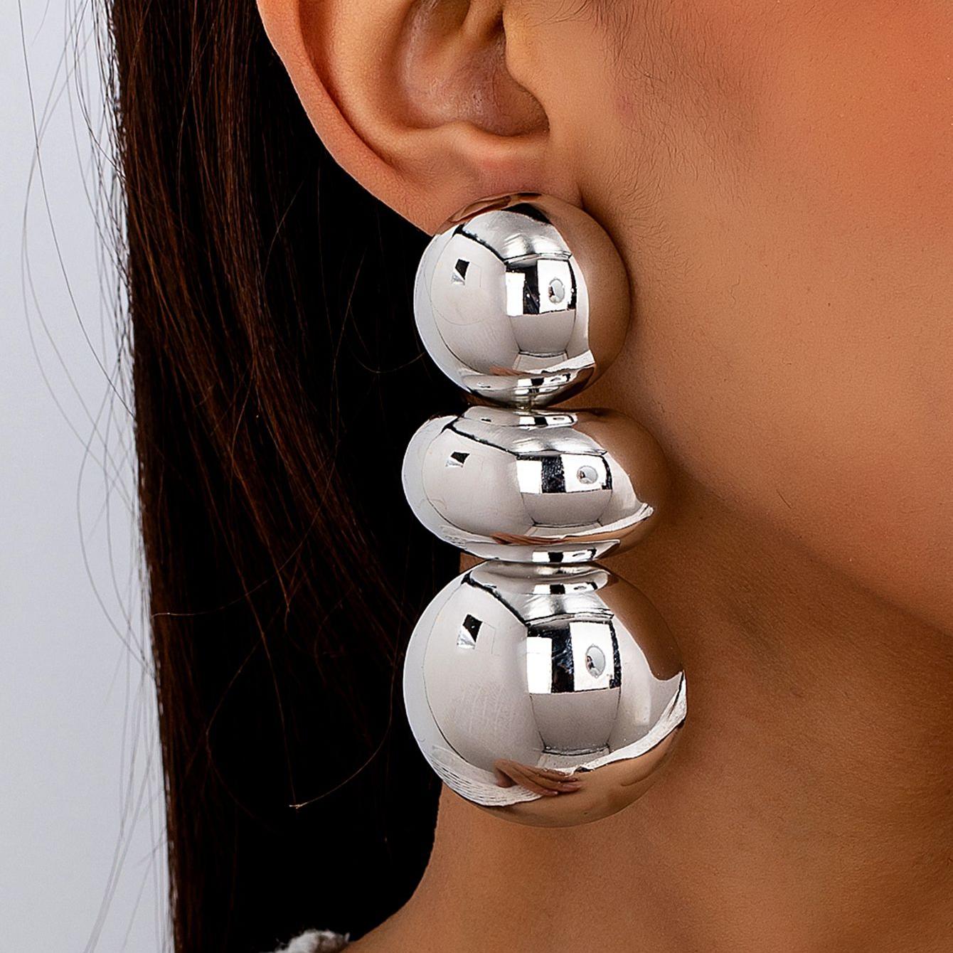

A Pair of Women s Earrings, Exaggerated Glossy Geometric Round Stud Earrings, Suitable for Wearing at Banquets and Balls